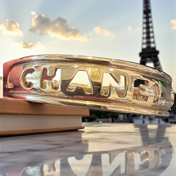 CHANEL vintage 1980s Bangle/Bracelet Golden - Picture 1 of 8